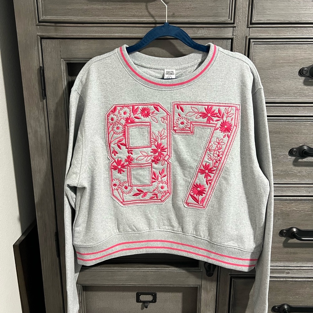 Coastal Dreamers Gray a Pink Crewneck Sweater with Embroidered Floral Graphic 87